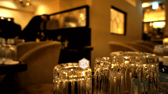 銀座クラブの銀花（ぎんか）のメインホールに並べられたお客様専用のグラス